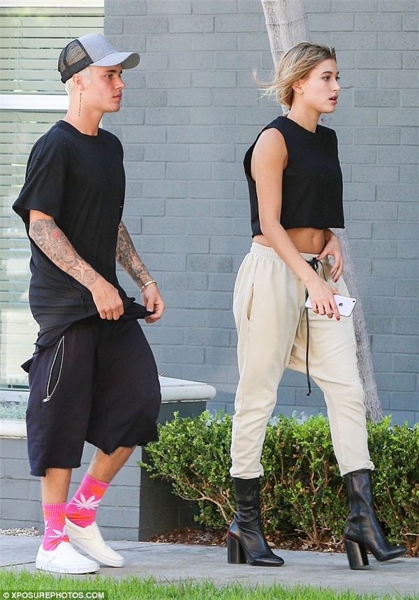 Justin Bieber tự tin khoe trọn cơ thể cùng bạn gái tin đồn